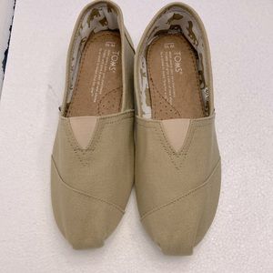 Toms Woman’s burlap shoe 10 (European 40). NWOT. Never worn.